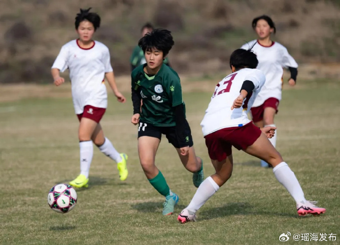 足球比赛女队伍崭露头角