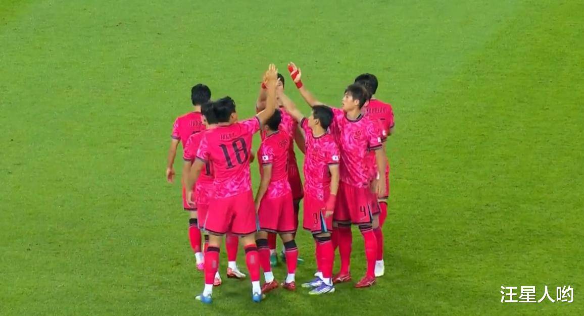 日本男子足球队奋勇争先，取得胜利