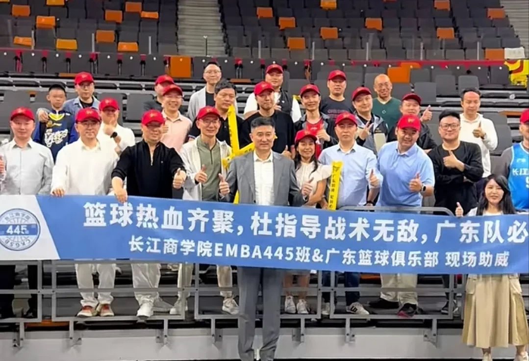 爱体育官方网站-火热比赛！篮球球迷热烈加油助威