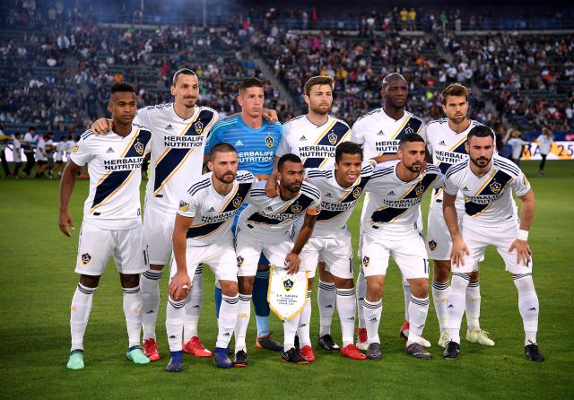 足球传统豪门队伍交手，谁能笑到最后？